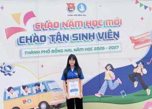 (Bùi Hà Ngọc Linh nhận giấy chứng nhận tại chương trình “Chào năm học mới - Chào tân sinh viên” thành phố Đồng Nai, năm học 2026 - 2027)