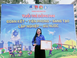 (Hồ Nguyễn Xuân Nhi tại chương trình tuyên dương của tuổi trẻ thành phố Đồng Nai)